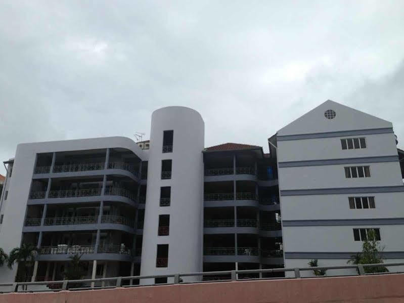 Perdana Serviced Apartment & Resorts Padang Mat Sirat Buitenkant foto